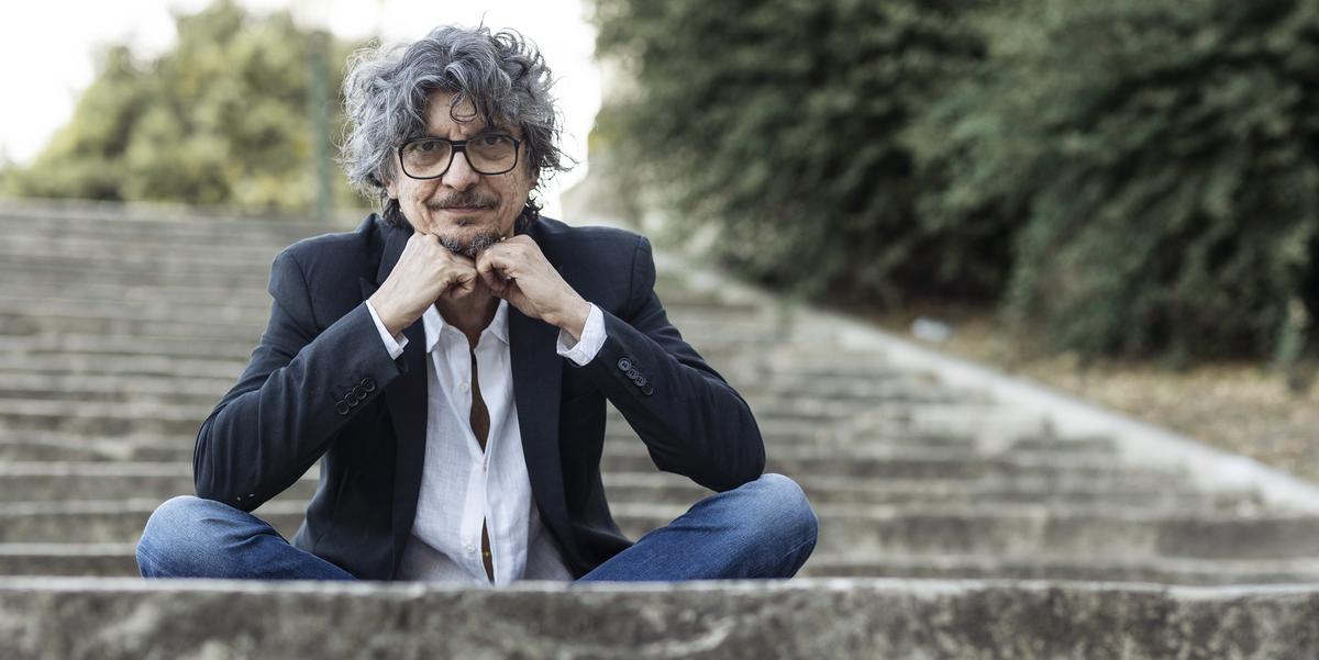 Parte do repertório é composto pelo álbum “E se tudo terminasse em amor?”, quinto lançamento autoral do músico (Lucas Lima/Divulgação)