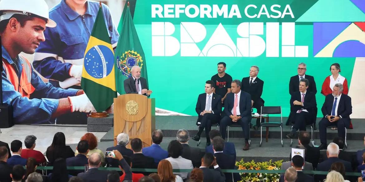“É importante o Estado olhar para aquelas pessoas que o mercado não tem interesse. O mercado não gosta de ganhar pouco”, disse Lula no lançamento do programa (Valter Campanato/Agência Brasil)
