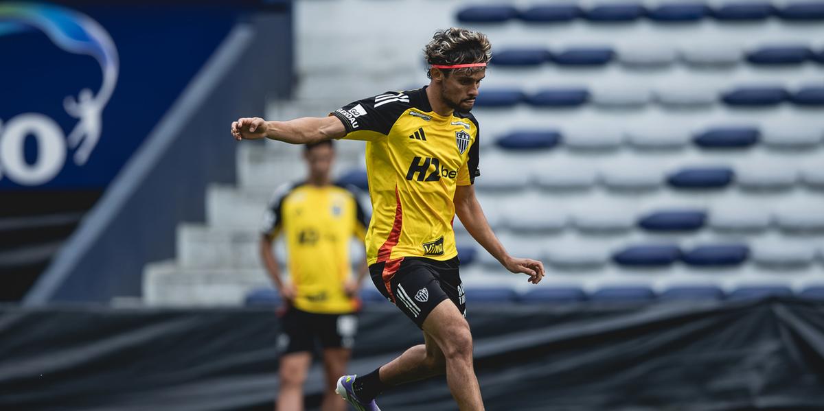 Gustavo Scarpa durante treino em Guayaquil; meia deve ser titular no jogo de hoje (Pedro Souza / Atlético)