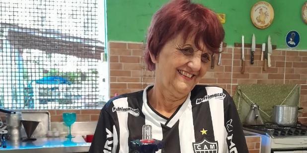 Apaixonada pela culinária por influência dos encontros repletos de música e comida na casa da mãe, chef Beth Coutinho é destaque na abertura do Fórum Internacional de Gastronomia de BH nesta quarta-feira (Reprodução/Instagram/@cozinhadabethcoutinho)