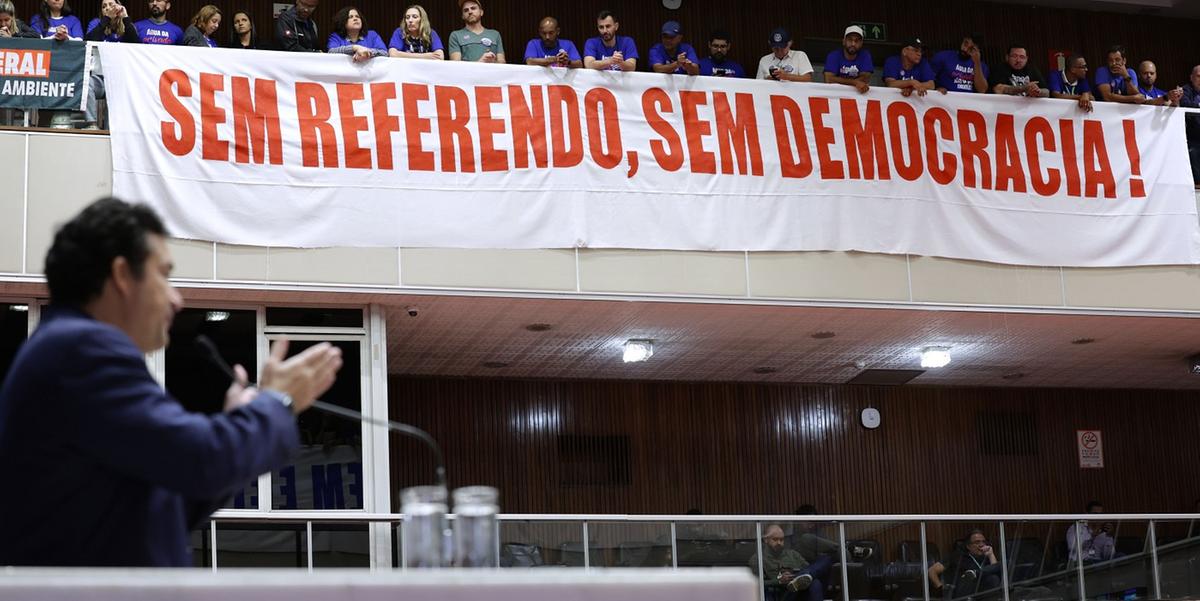 Protesto sobre o fim do referendo popular no plenário da ALMG (Daniel Protzner/ALMG)