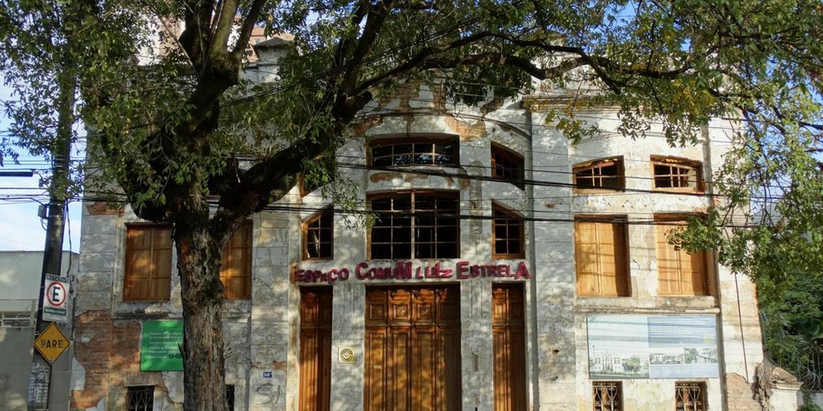 Casarão na rua Manaus já abrigou hospitais e uma escola; foi ocupado por um grupo de artistas em 2013 (Espaço Comum Luiz Estrela/Núcleo de Memória e Restauro)
