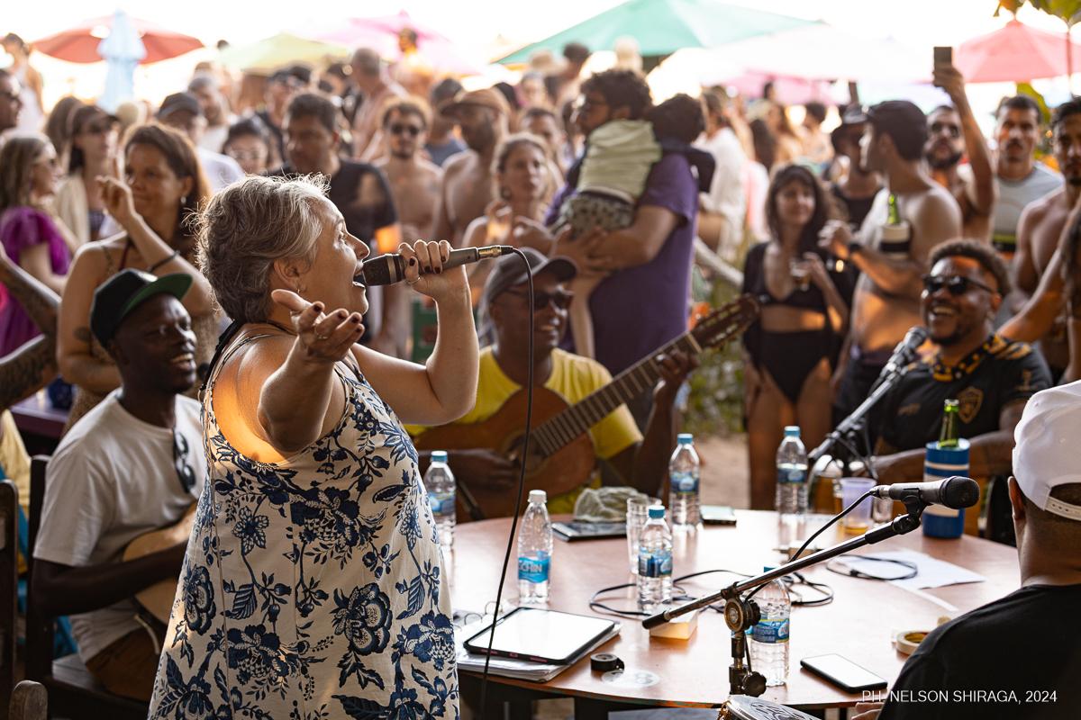 Roda de samba na Barraca Porto Belo, em Cumuruxatiba, distrito de Prado, Bahia (Nelson Shiraga)