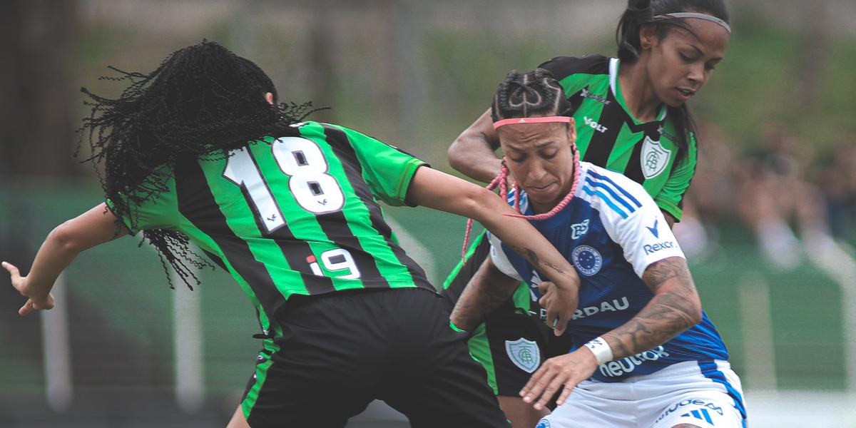 Byanca Brasil, do Cruzeiro, cercada pelas Spartanas no último fim de semana (Foto: Gustavo Martins/ Cruzeiro)