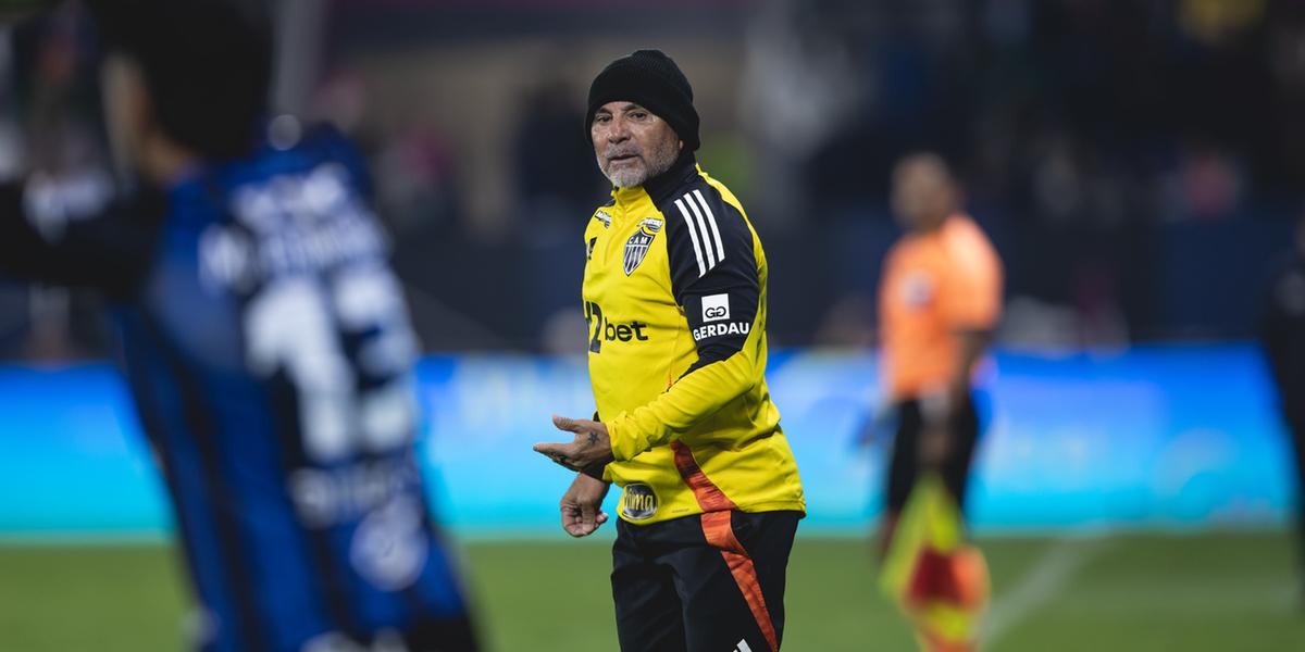 Treinador foi perguntado sobre momento do camisa 7, em meio a rumores de possível saída em 2026 (Pedro Souza)
