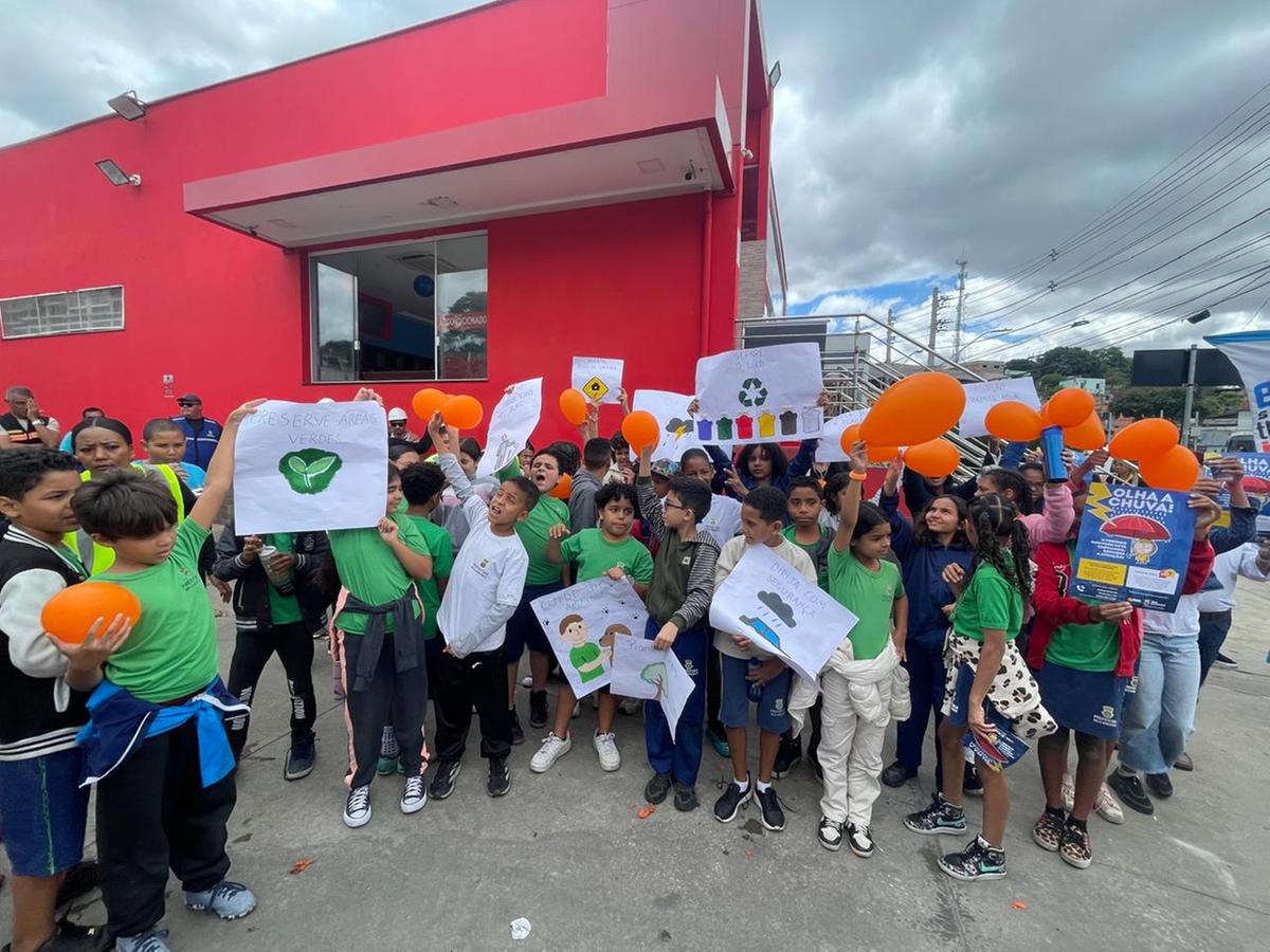 Crianças, alunas de uma escola da região, participaram do mutirão (Valéria Marques/Hoje em Dia)