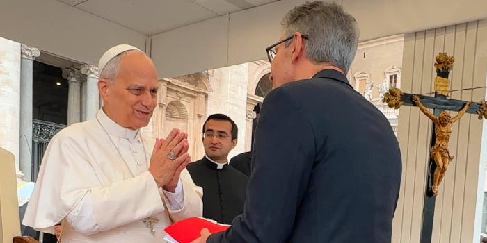 Pontífice recebeu estandarte em homenagem à Nossa Senhora da Piedade e à ordem agostiniana e um terço em palmas barrocas confeccionado por mulheres de Sabará, além de itens da cozinha mineira (Aluísio Eduardo/Digital MG)