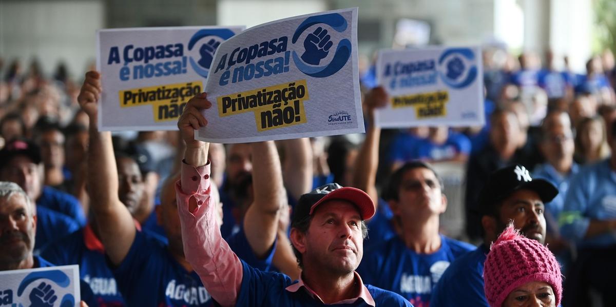 Manifestantes lotaram o plenário e os corredores da Assembleia de Minas nesta quarta (22), em protesto contra a proposta de privatização da Copasa (Ramon Bitencourt)