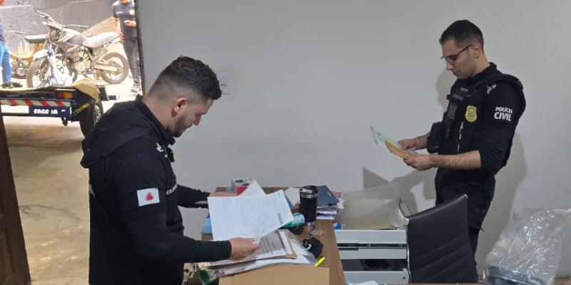 Operação cumpriu também mandados de busca, apreendendo diversos documentos relacionados com a investigação e motocicletas com numeração de chassi raspado (Divulgação/PCMG)