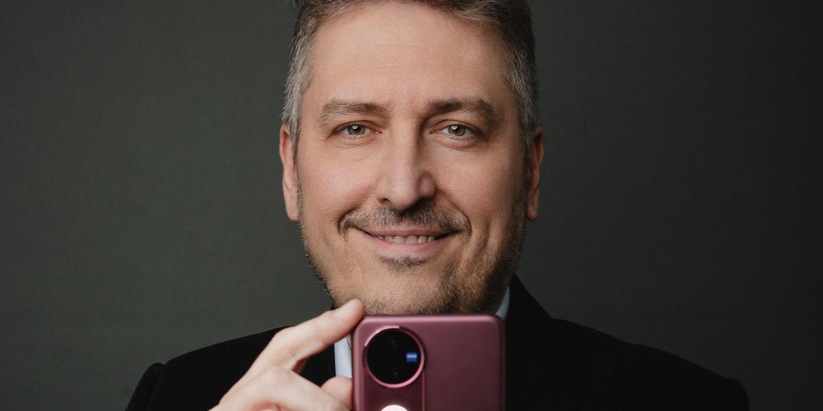 André Varga, diretor de produto da Jovi, com seu modelo topo de linha V50 (Foto: Jovi/Divulgação)