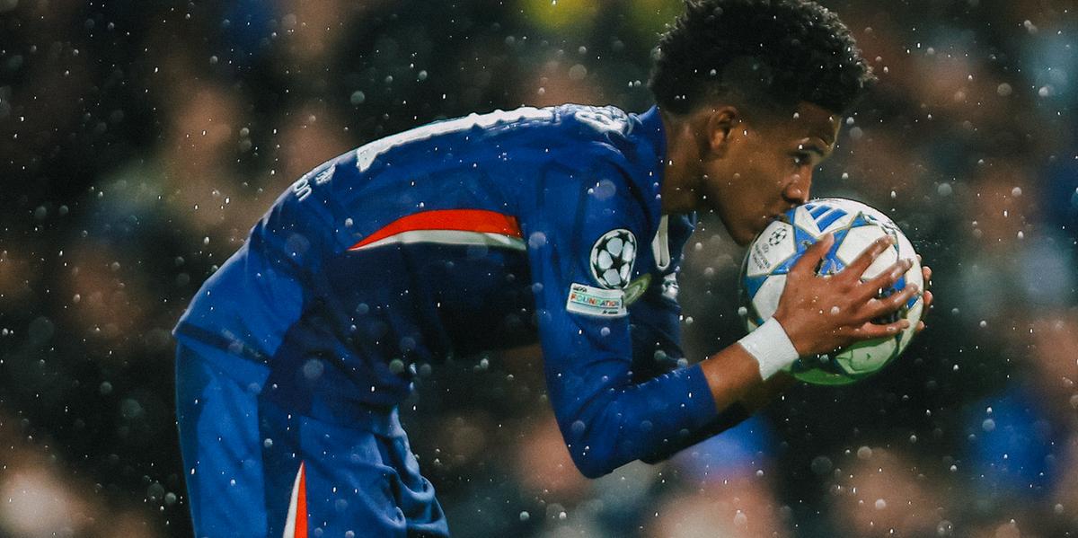 Estevão beija a bola antes de bater o pênalti, sofrido por ele, e marcar seu primeiro gol na Champions (X do Chelsea)