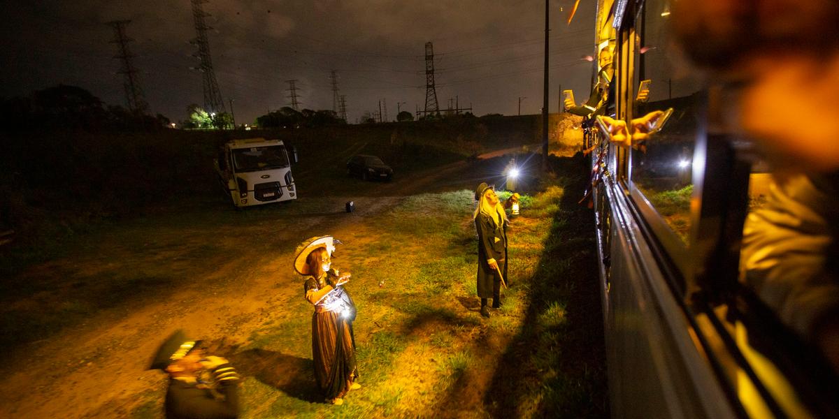 Durante a viagem, a Estação de Itu ganha vida com um ambiente repleto de luzes, sons e personagens assustadores que conduzem o público a uma jornada única (Divulgação/Trem da República)