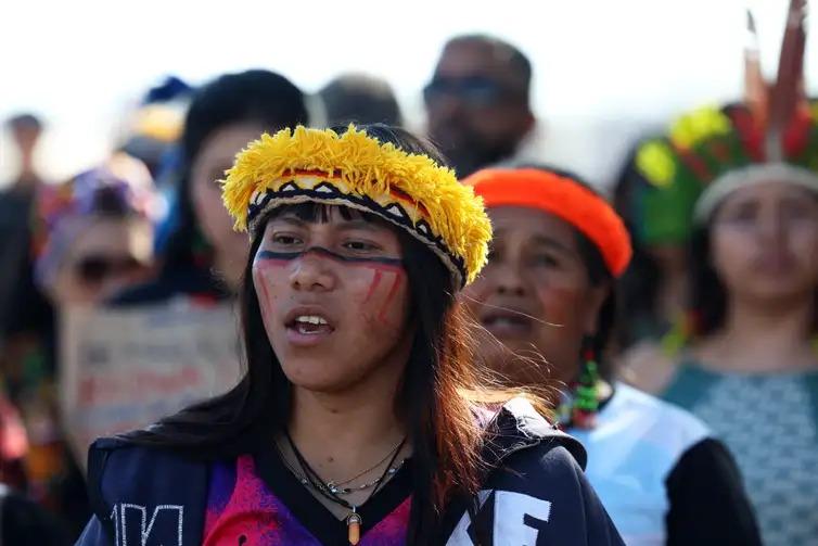 Lideranças indígenas Guarani Kaiowá do Mato Grosso do Sul em protesto em Brasília pelo fim do massacre na TI Panambi (Valter Campanato/Agência Brasil)