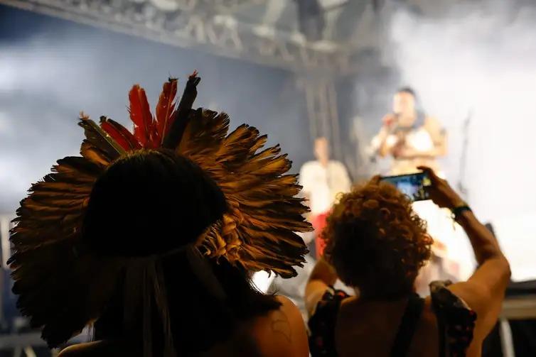 Indígenas acompanham show da cantora Dijuena Tikuna no Festival Psica 2024, em Belém (Fernando Frazão/Agência Brasil)