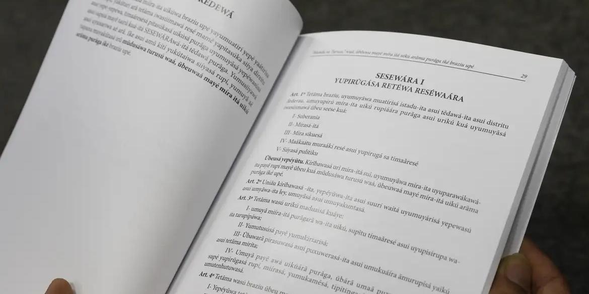 Versão da Constituição Federal em nheengatu, língua indígena amazônica originária do tupi, entregue à Biblioteca Nacional (Fernando Frazão/Agência Brasil)