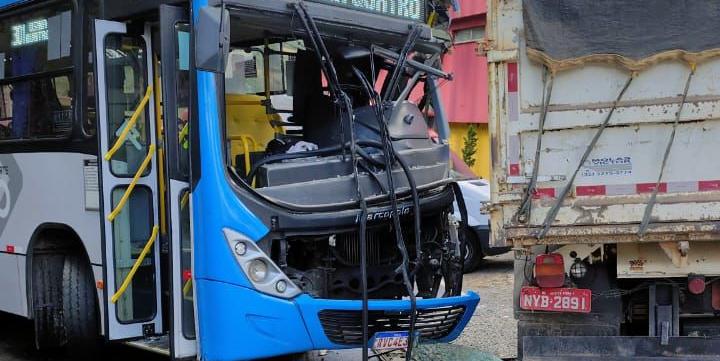 Motorista do ônibus perdeu o controle do veículo na curva e colidiu com caminhão em Juiz de Fora, na Zona da Mata (Divulgação/ CBMMG)