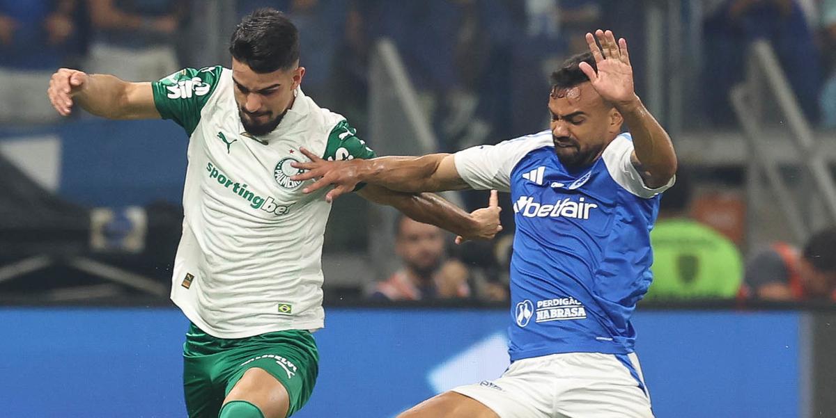 Flaco López, do Palmeiras, disputa bola com Fabrício Bruno, do Cruzeiro, durante partida válida pela Série A (Cesar Greco/Palmeiras)