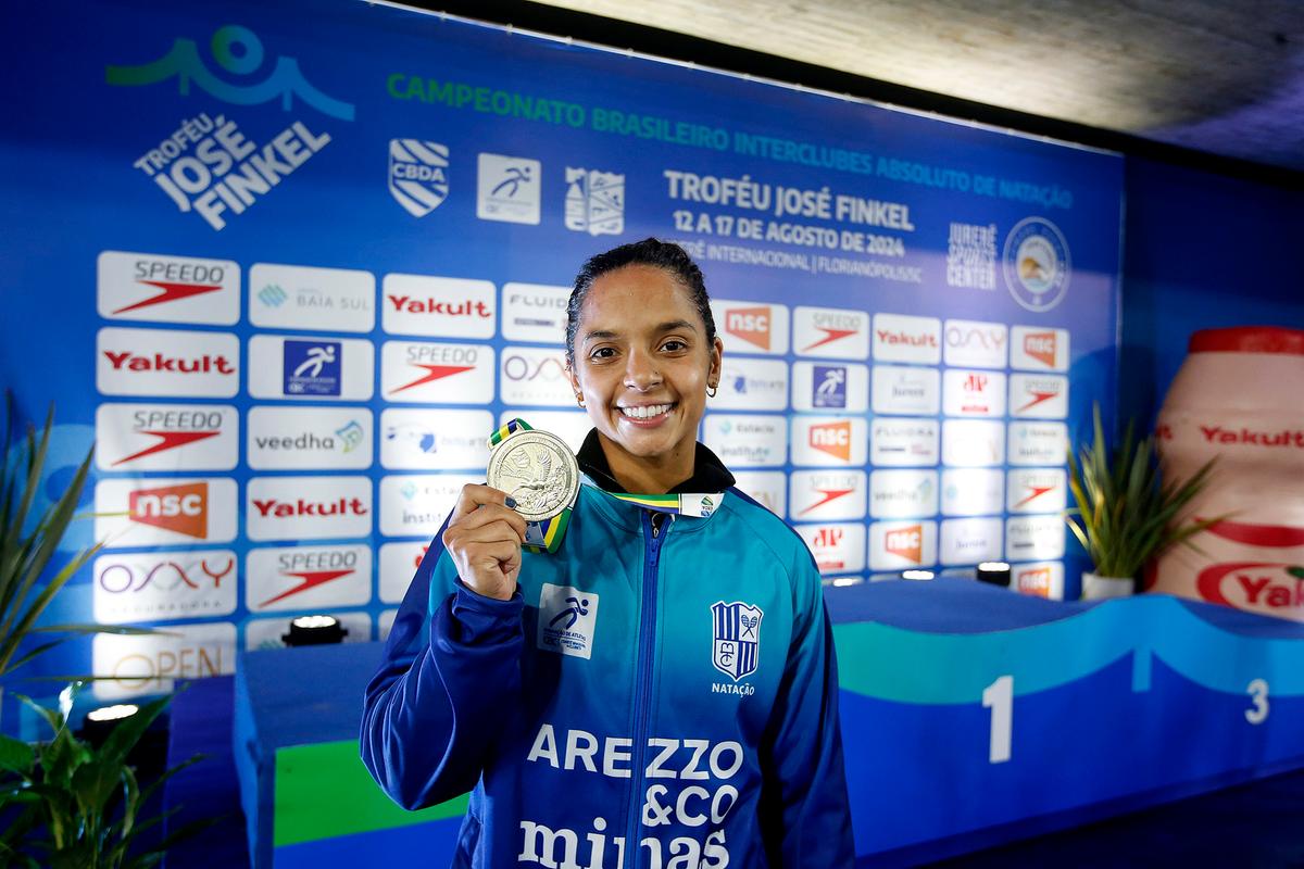 Giulia Carvalho com a medalha do José Finkel (Satiro Sodré/MTC)