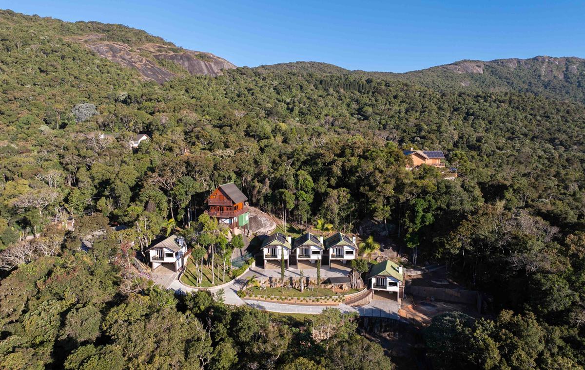 Chalés e hospedagens de luxo em meio à mata nativa na Serra da Mantiqueira, com vista para o alto de Monte Verde. A arquitetura mistura madeira e vidro em meio ao verde intenso das montanhas (Marcio Masulino)