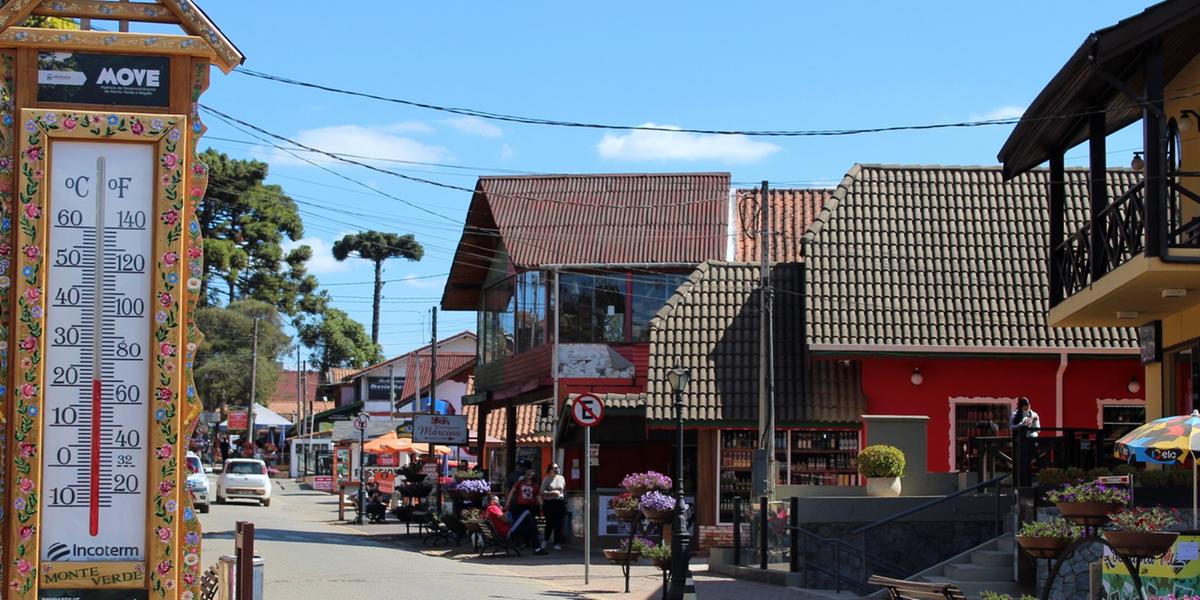Rua principal de Monte Verde, com termômetro decorado, lojas e restaurantes de estilo europeu. O clima ameno e o charme das construções atraem turistas durante todo o ano (Eliria Buso)