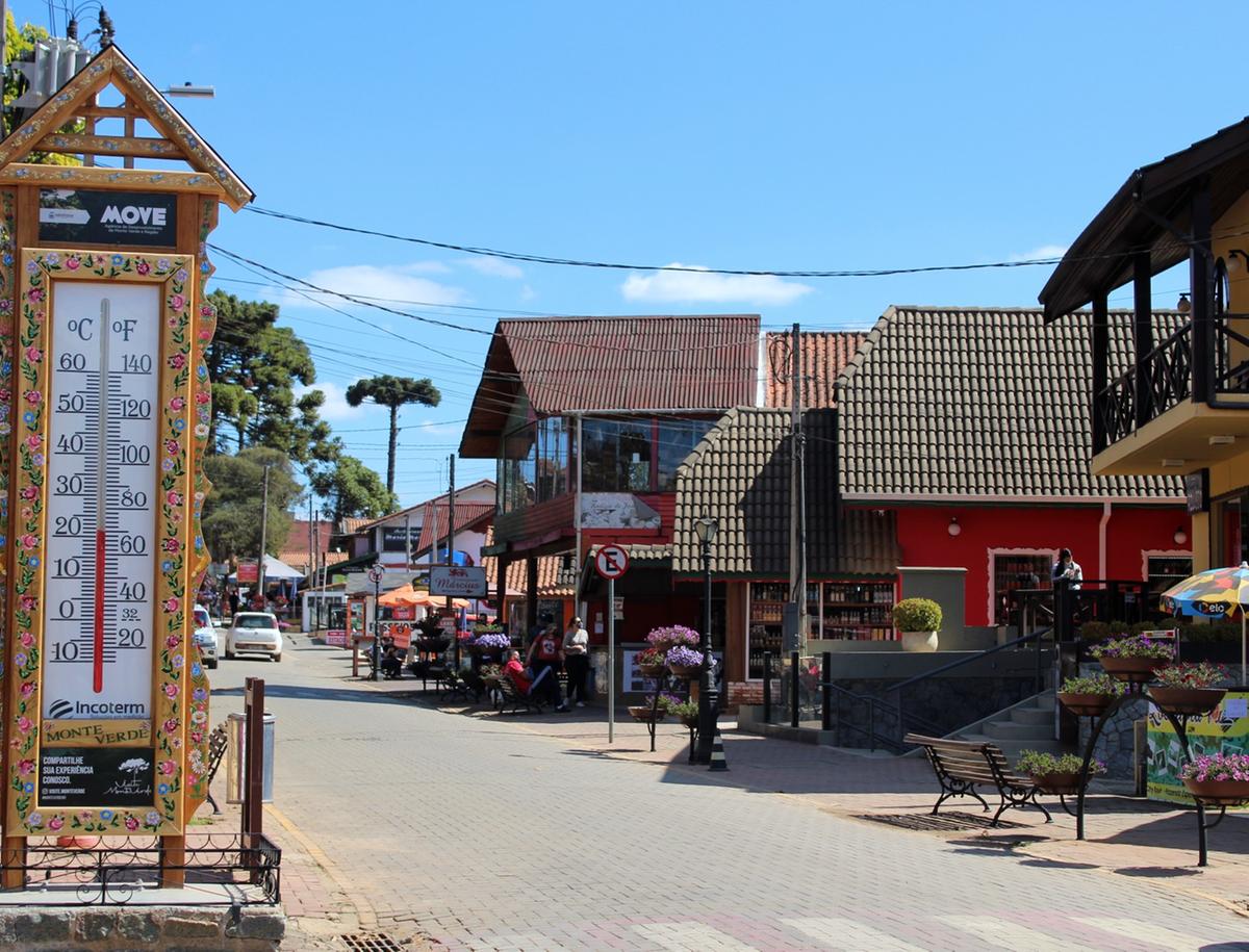 Rua principal de Monte Verde, com termômetro decorado, lojas e restaurantes de estilo europeu (Eliria Buso/Divulgação)
