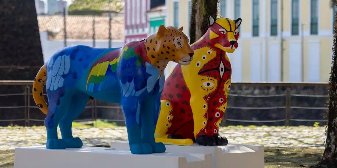Galeria a céu aberto com estátuas de onças coloridas (Jaguar Parade/Divulgação)