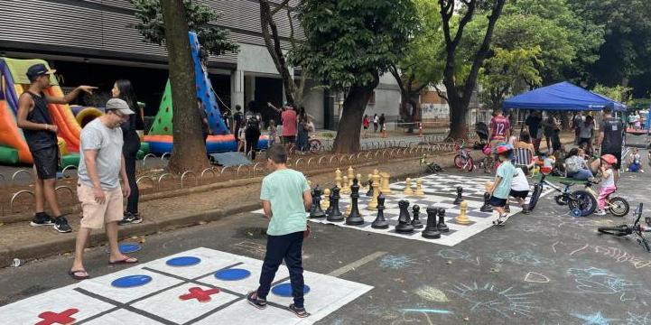 Crianças poderão aproveitar brincadeiras tradicionais ao lados dos pais (PBH/Divulgação)