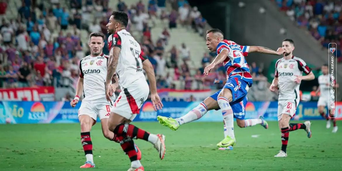 Lance de jogo entre Fortaleza e Flamengo válido pelo Campeonato Brasileiro (Mateus Lotif/FEC)
