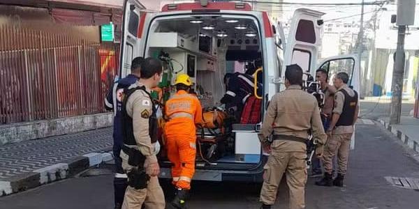 Resgate da vítima no telhado foi feito pelo Corpo de Bombeiros; equipe do Samu levou jovem até uma unidade de saúde (Bombeiros/Divulgação)