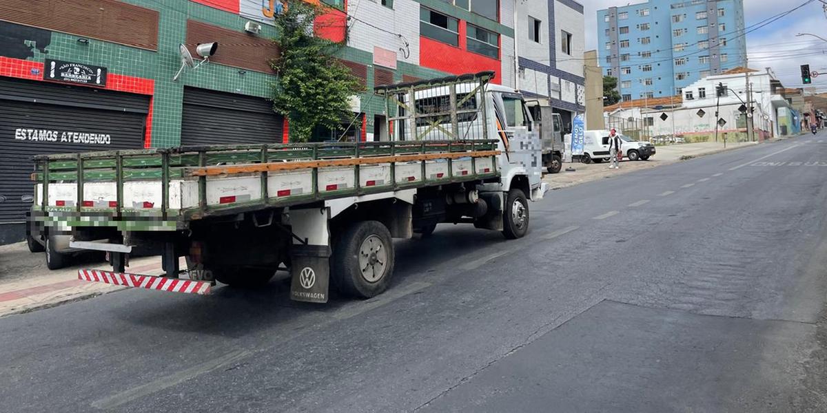 Corredor urbano estreito, densamente edificado e de tráfego intenso, rua Padre Eustáquio é apontada como a mais problemática (Maurício Vieira)