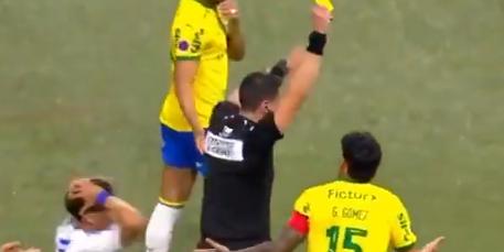 Klein aplica amarelo em Gómez revoltando jogadores do Cruzeiro (Reprodução / SporTV)