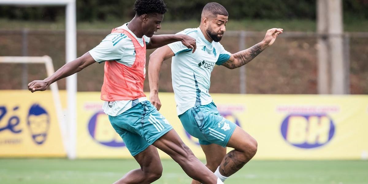 Jonathan Jesus e João Marcelo podem repetir dupla de zaga do fim do ano passado (Foto: Gustavo Aleixo/Cruzeiro)