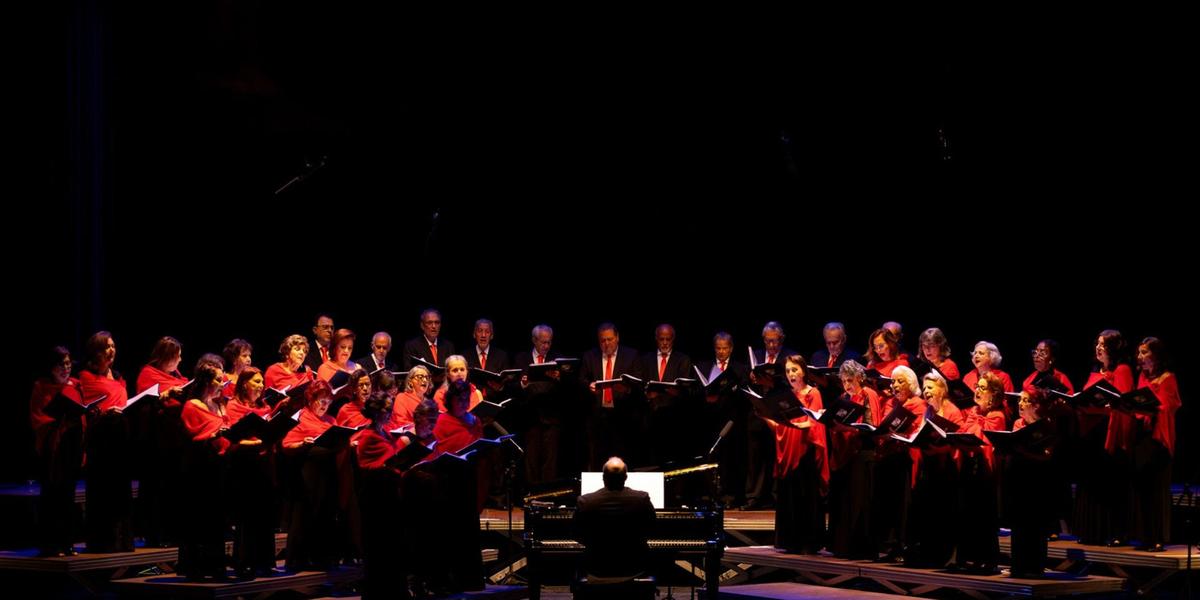 Acompanhado por uma pequena orquestra, o Coral interpreta clássicos que marcaram gerações, como Paisagem na Janela, Todo Azul do Mar, Bésame, Quem Sabe Isso Quer Dizer Amor e Planeta Sonho (Sâmara Oliveira/MTC)