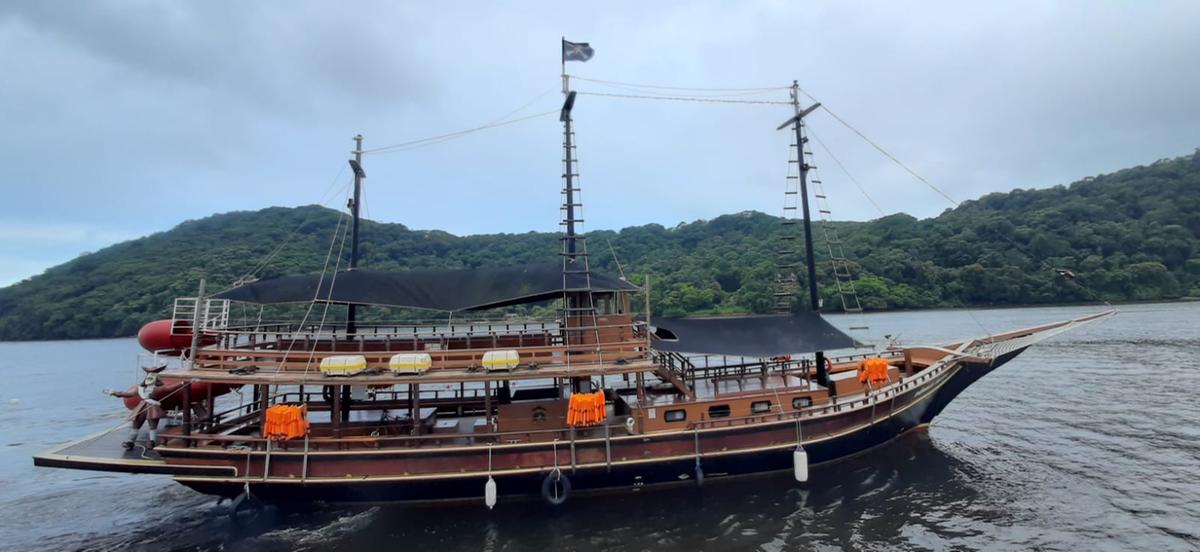 Passeio de escuna em Bertioga convida os visitantes a explorar o mar, com paradas em praias e ilhas de águas cristalinas cercadas pela Mata Atlântica (Divulgação)