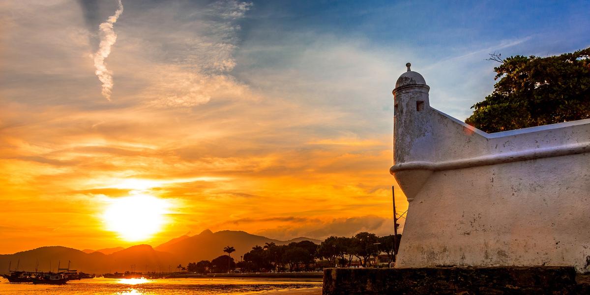 O pôr do sol no Forte São João, em Bertioga, marca o encontro entre história e natureza no Litoral Norte paulista, um dos pontos mais antigos do Brasil (Prefeitura Municipal de Bertioga)