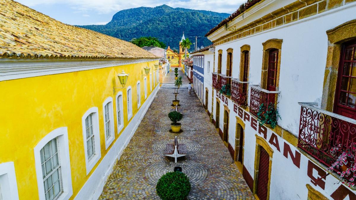 As ruas de paralelepípedos e os casarões coloniais de São Sebastião preservam a história e o charme do litoral paulista (Prefeitura Municipal de São Sebastião)