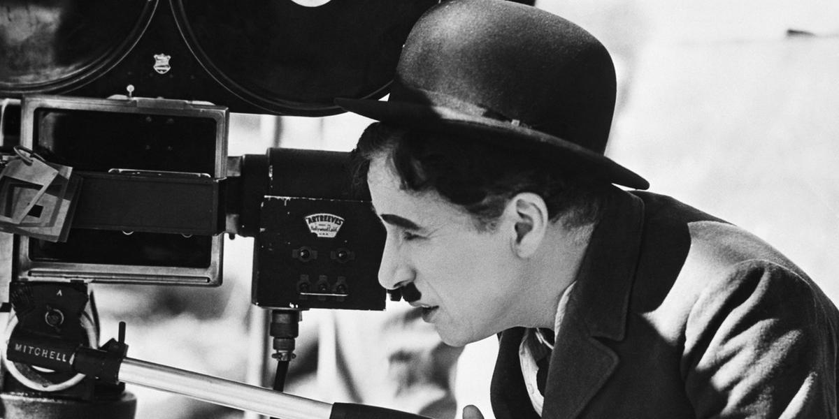 O ator e comediante britânico Charles Chaplin atravessou o cinema mudo e o falado, unindo comédia e crítica social. Hoje, a figura de chapéu-coco, bengala e bigode segue inconfundível, símbolo de um cinema humanista e universal (Divulgação)