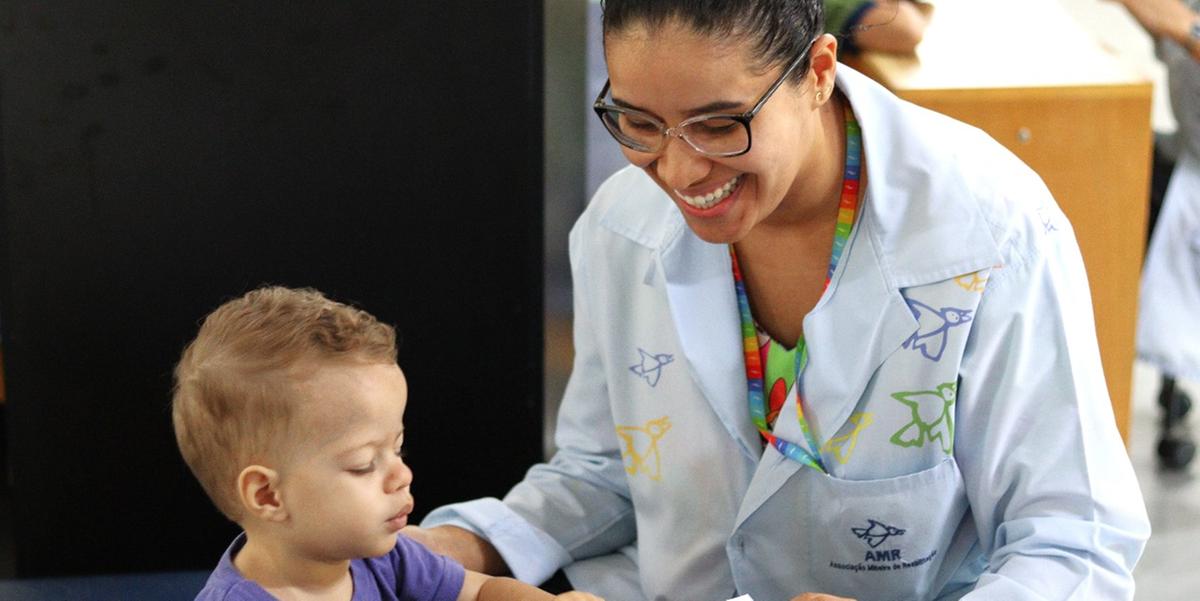 Crianças em tratamento de reabilitação escrevem cartinhas com pedidos de Natal durante atendimentos na Associação Mineira de Reabilitação (AMR), em Belo Horizonte. A campanha Natal Solidário arrecada presentes até 19 de novembro (Divulgação/AMR)
