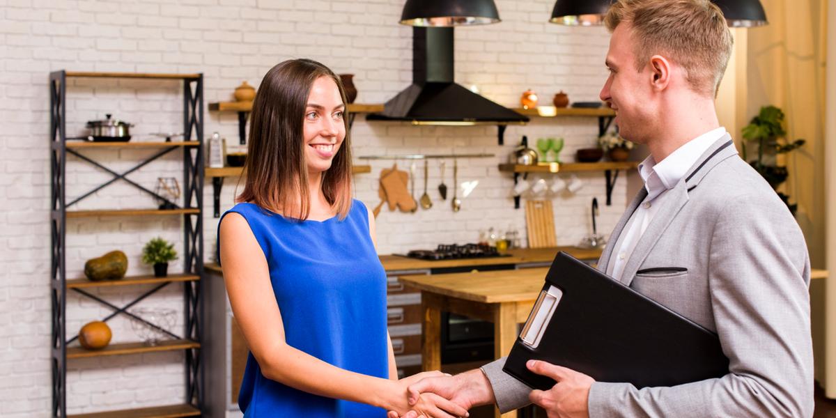 Indicação de conhecidos ou funcionários é o principal canal de contratação em BH (Freepik/Divulgação)