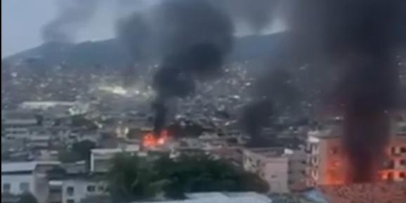 O número de presos já ultrapassa 100, muitos deles de uma facção criminosa do Pará, do norte do país, escondidos no Rio. Mais de 75 fuzis, além de pistolas e granadas foram apreendidos na ação até agora (Reprodução)