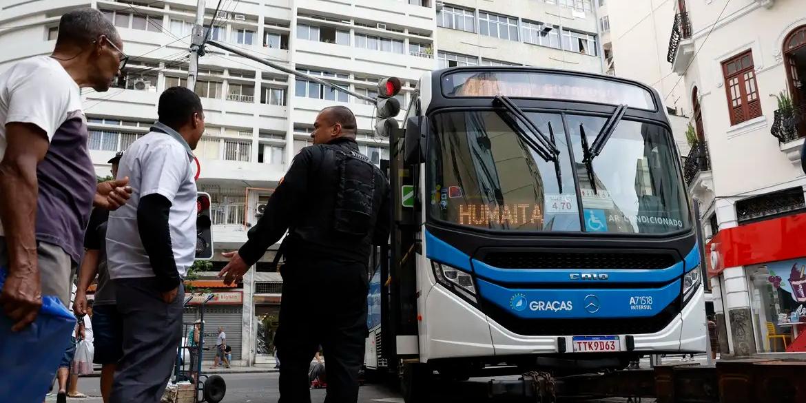 A MobiRio, empresa pública que administra os corredores de ônibus do BRT (Bus Rapid Transit), informou que a operação policial provocou a interrupção de alguns serviços por motivos de segurança (Fernando Frazão/Agência Brasil)