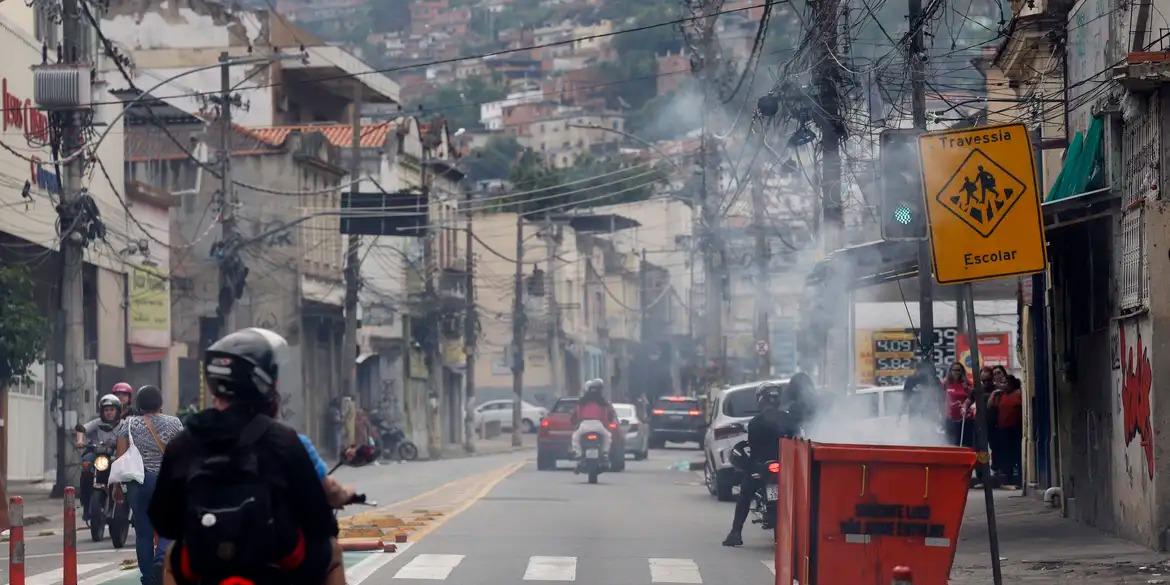Durante operação policia contra o Comando Vermelho, bandidos ordenam fechamento de comércio e usam lixeiras incendiadas para bloquear a via na rua Itapiru, no Catumbi (Fernando Frazão/Agência Brasil)