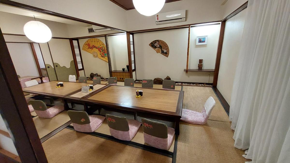 Localizado no centro do bairro, o Nikkey Palace Hotel oferece hospedagem temática e experiências inspiradas na cultura japonesa, com restaurante, cafeteria, spa e espaço gamer (Divulgação)