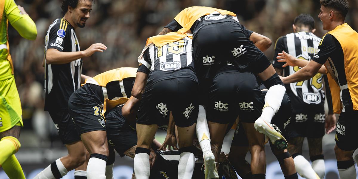 Jogadores do Galo abraçam Hulk após ele fazer o gol que decretou a vitória e a passagem para a final (Foto: Pedro Souza / Atlético)