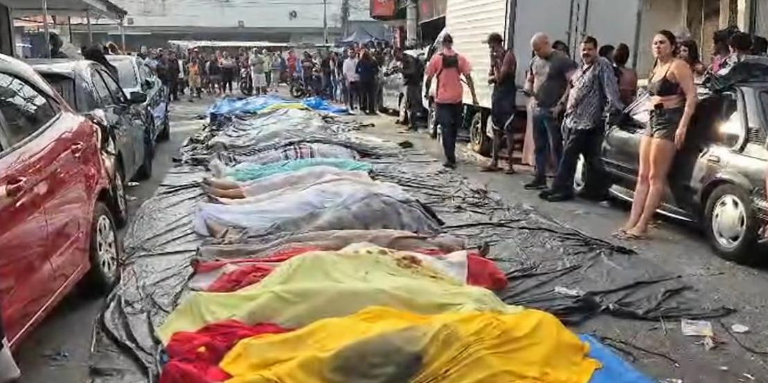 Corpos foram enfileirados em uma praça no complexo da Penha (Reprodução/TV Globo)