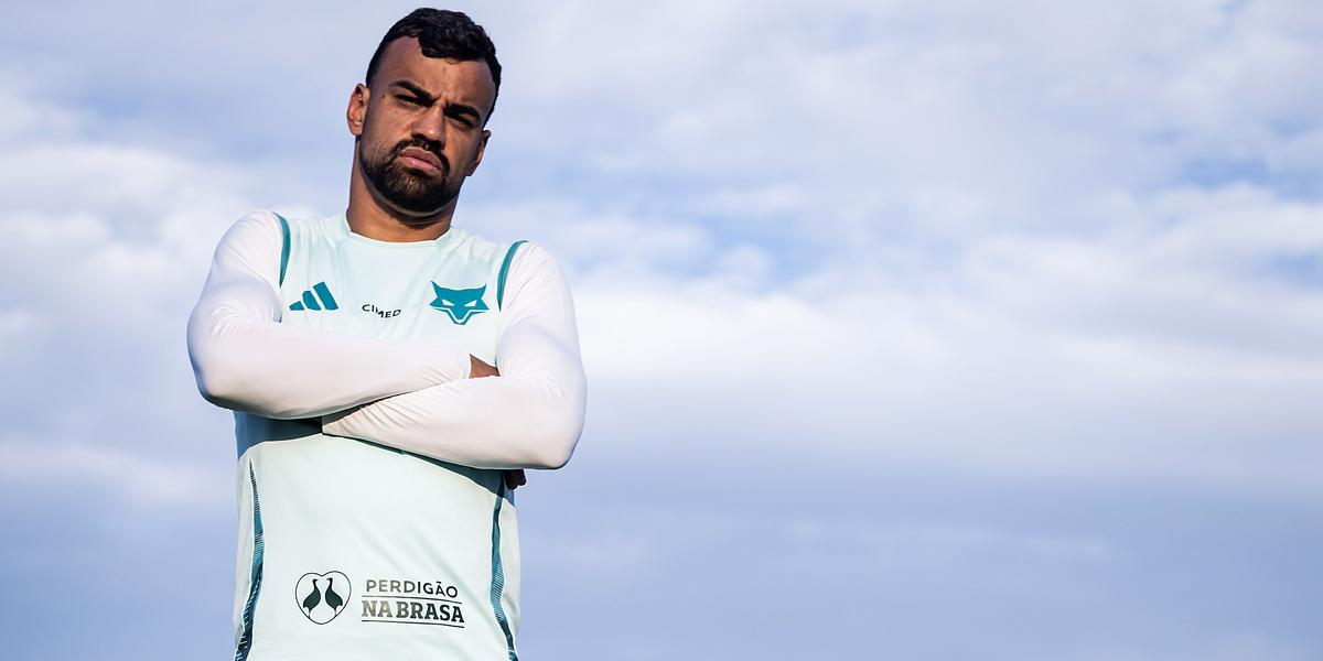 Fabrício Bruno apresenta bola que será usada na Copa do Mundo de 2026 (Gustavo Aleixo / Cruzeiro)