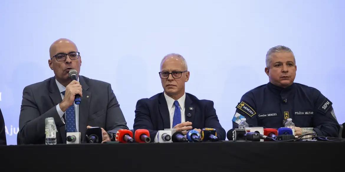 Os secretários de Polícia Civil, Felipe Curi, de Segurança, Victor Santos e o de Polícia Militar do Rio de Janeiro, Marcelo Menezes durante coletiva de imprensa sobre a Operação Contenção na Cidade da Polícia, no Rio de Janeiro (Tomaz Silva/Agência Brasil)