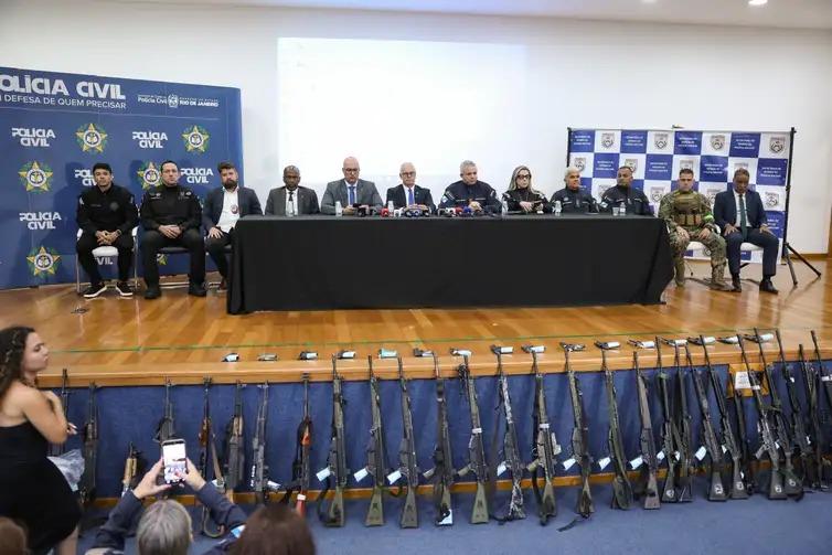 Autoridades exibiram fuzis apreendidos durante coletiva de imprensa no Rio de Janeiro (Tomaz Silva/Agência Brasil)