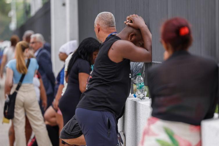 Familiares esperam para identificar corpos no Instituto Médico Legal do Rio de Janeiro (Tânia Rêgo/Agência Brasil)