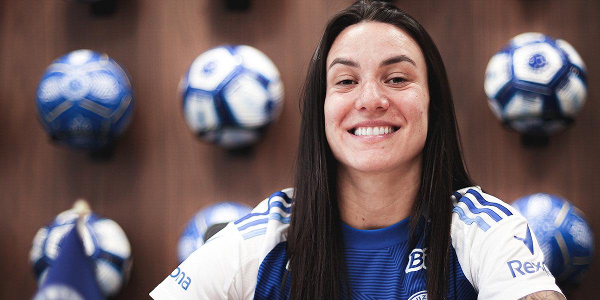 Zagueira renovou seu vículo e defenderá as Cabulosas até o fim de 2027 (X do Cruzeiro)